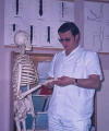 Fizioterapeut Marko u biblioteci s kosturom