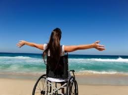 Invalid u kolicima na morskoj obali