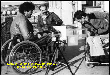 Invalidne osobe u kolicima promatraju s teleskopom (projekcija Sunca) djelominu pomrinu Sunca na bolnikoj terasi u Kraljevici 1982. Snimio M. Jagar