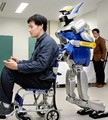 Robot vozi hendikepiranog u kolicima