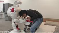 Robot Twendy-one stavlja invalida u kolica