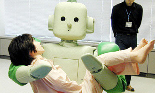 Humanoidni robot demonstrira s lutkom kako moe pomoi starijim i nemonim